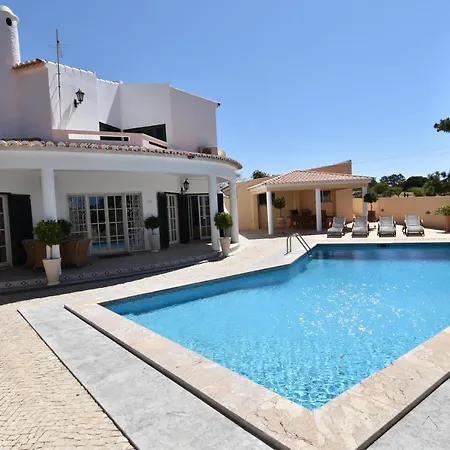 Вилла Villacasatulipa-sleeps4-garden-pool-bbq-ac *