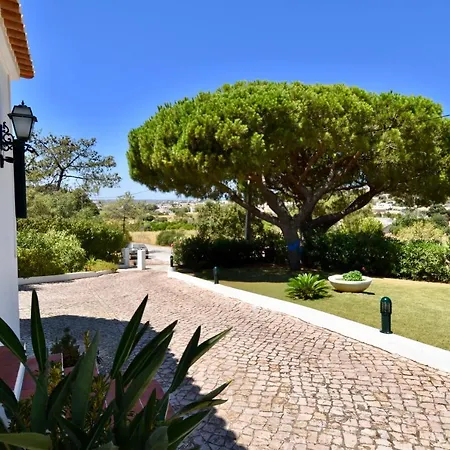 Villacasatulipa-sleeps4-garden-pool-bbq-ac Вилла