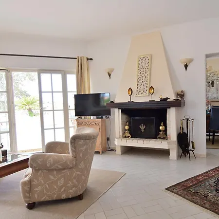 Вилла Villacasatulipa-sleeps4-garden-pool-bbq-ac Албуфейра