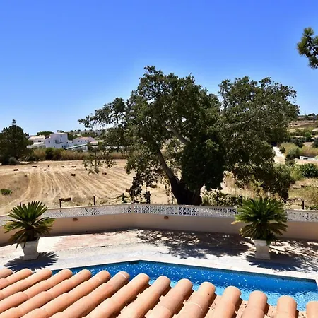 Villacasatulipa-sleeps4-garden-pool-bbq-ac * Албуфейра
