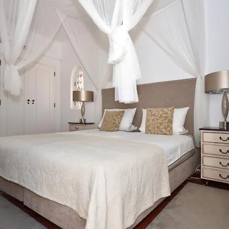 Villacasatulipa-sleeps4-garden-pool-bbq-ac Албуфейра