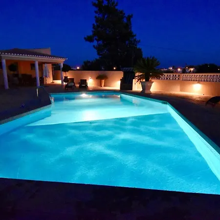 Villa Villacasatulipa-sleeps4-garden-pool-bbq-ac *
