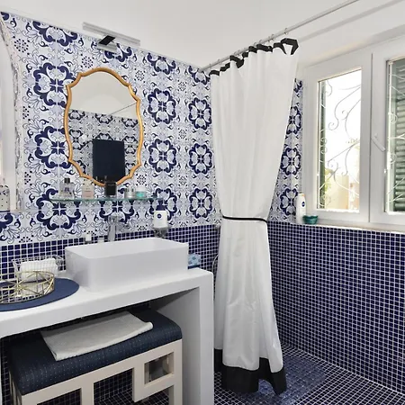 Villa Villacasatulipa-sleeps4-garden-pool-bbq-ac