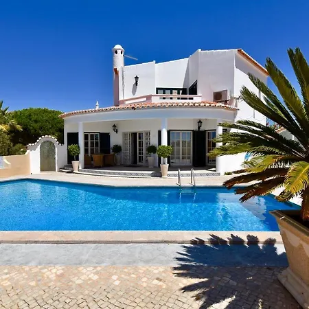 Villacasatulipa-sleeps4-garden-pool-bbq-ac Albufeira